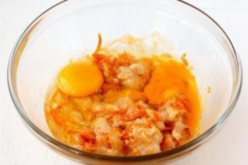 Золотистые куриные котлеты с морковью и луком. 06