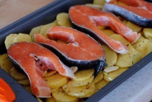 Форель под чесночным соусом, запеченная с картофелем в духовке. 02 Форель под чесночным соусом, запеченная с картофелем в духовке. 02