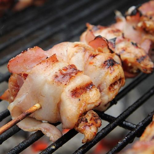 Курица и индейка под соусом Сладкий Чили в беконе.