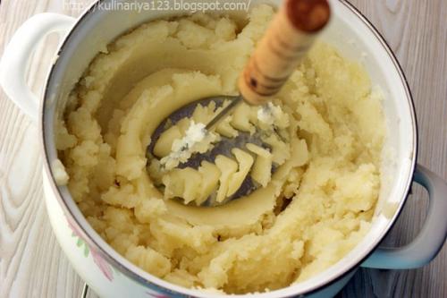 Бульон с яичными хлопьями + пирожки. 05