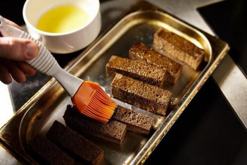 Чесночные гренки.  Ингредиенты: 02