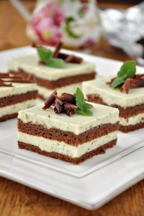 Шоколадный торт с мятно - сливочным кремом.