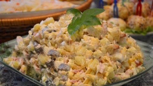 Салат с копченой курицей. Салат с копченой курицей.
