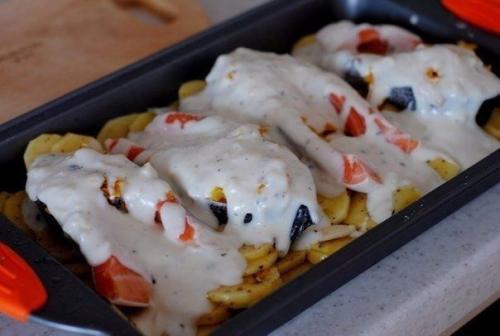 Форель под чесночным соусом, запеченная с картофелем в духовке. 04 Форель под чесночным соусом, запеченная с картофелем в духовке. 04