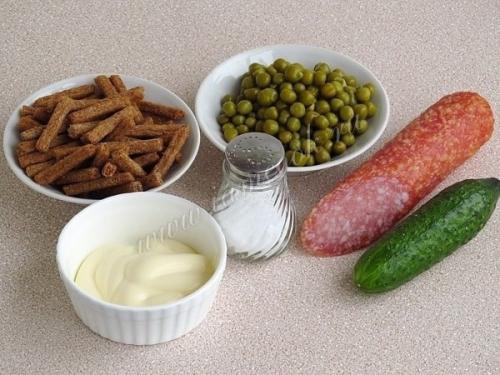 Салат с сухариками и копчёной колбасой. 01