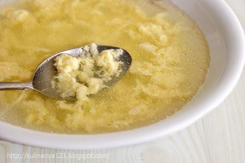 Бульон с яичными хлопьями + пирожки. 09