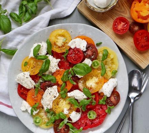 Капрезе.  Ингредиенты:   Помидоры - 200 г.