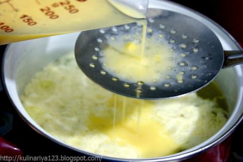 Бульон с яичными хлопьями + пирожки. 01