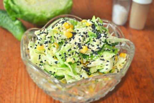 Салат с капустой, огурцами и кукурузой. Салат с капустой, огурцами и кукурузой.