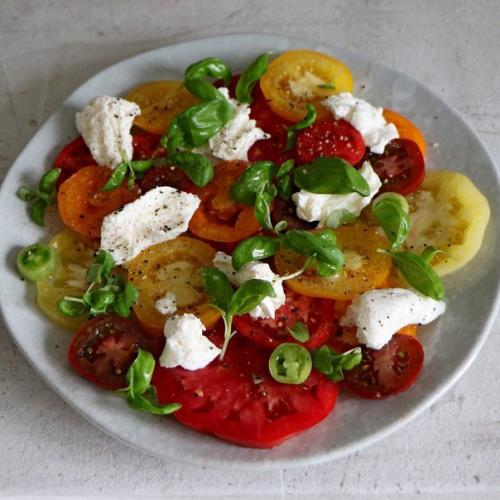 Капрезе.  Ингредиенты:   Помидоры - 200 г. 03