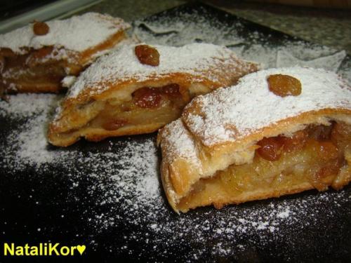 Штрудель с яблоком, изюмом, корицей и цедрой лимона.