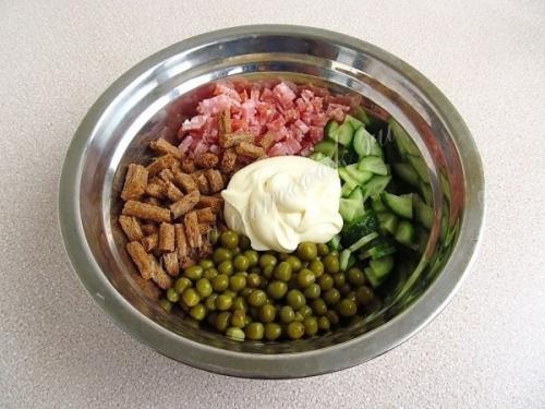 Салат с сухариками и копчёной колбасой. 06