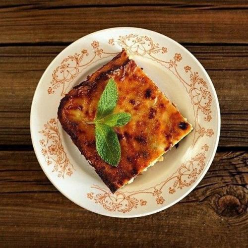 Сочная творожная запеканка с изюмом и бананом.