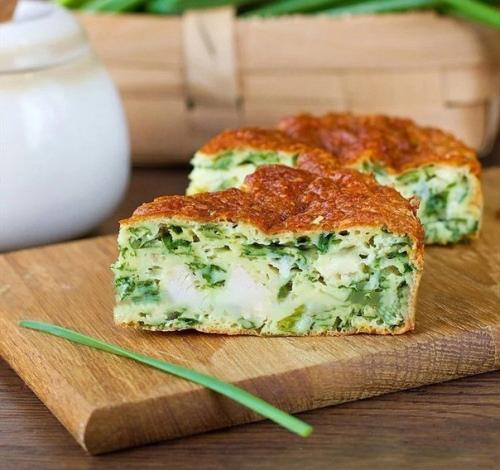 Пирог с зеленым луком, курицей и сырной корочкой.