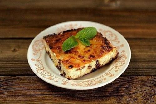 Сочная творожная запеканка с изюмом и бананом. 03