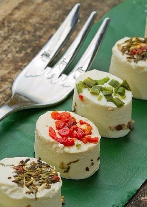 Домашний сыр с пряностями.

