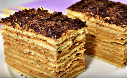 Торт микадо.   Торт с тоненькими сметанными коржами и невероятно вкусным кремом с вареной сгущенкой и шоколадным заварным кремом.