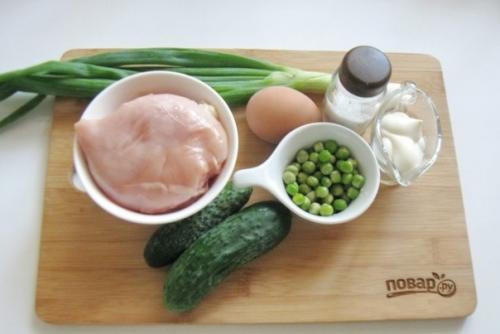 Салат с курицей, горошком и огурцом. 01