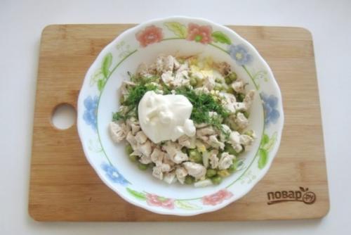 Салат с курицей, горошком и огурцом. 02