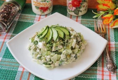 Салат с курицей, горошком и огурцом.