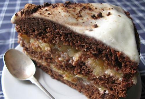 Шоколадный торт с яблоками.