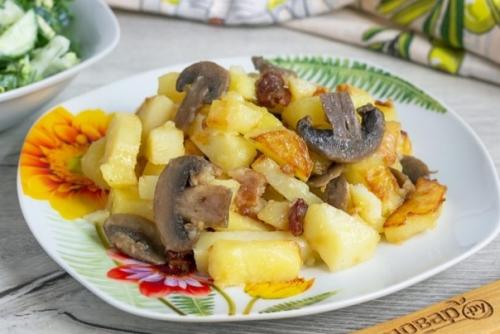 Картошка с грибами и салом.