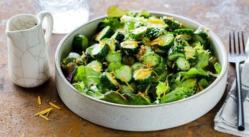 Зеленый салат с огурчиками и цитрусовой заправкой.