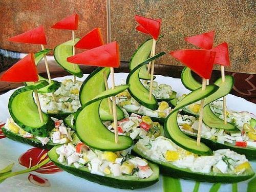 Лодочки.  Приготовление:  Этот салат из крупных огурцов делается.