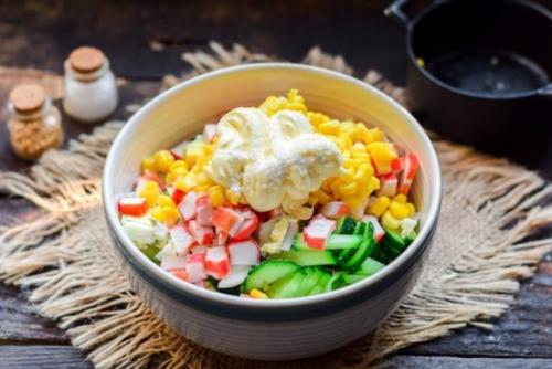 Салат с крабовыми палочками, кукурузой, огурцом и капустой. 02