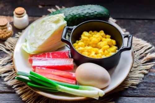 Салат с крабовыми палочками, кукурузой, огурцом и капустой. 01