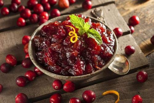 Варенье из клюквы с яблоками и грецким орехом.