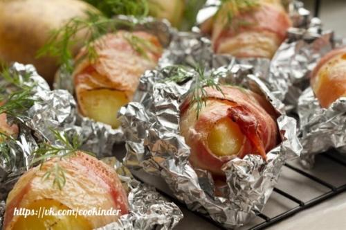 Стильная стрижка на короткие волосы для женщин.  Мы теперь и в Telegram. {link0}.  Источник: Рецепты красоты.  Маникюр, макияж, прически {link1}.