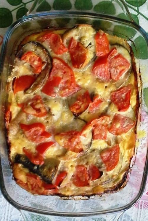 Скумбрия с овощами под сметанной заливкой.