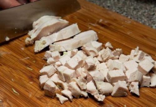 Салат с курицей и черносливом. 01