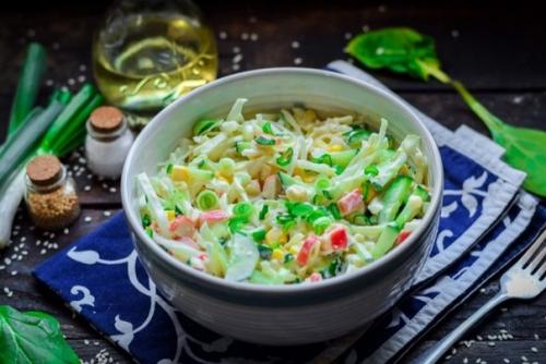 Салат с крабовыми палочками, кукурузой, огурцом и капустой.