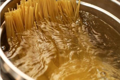 Спагетти болоньезе.   Даже в итальянских источниках существуют вариации соуса болоньезе, не говоря уж об общемировой практике. 04