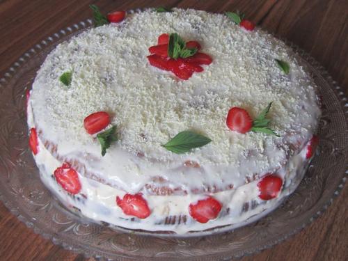 Июньский торт?   Отличный бисквит со свежей клубникой. 07