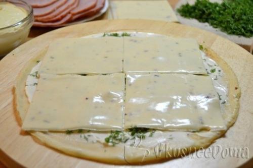 Мы готовим блинные рулетики с начинкой из ветчины и сыра классный рецепт! 06