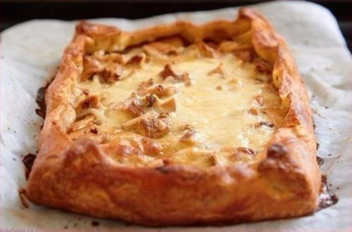 Пирог с грибами, сметаной и сыром.