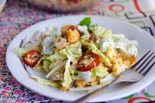 Салат Цезарь по-русски.