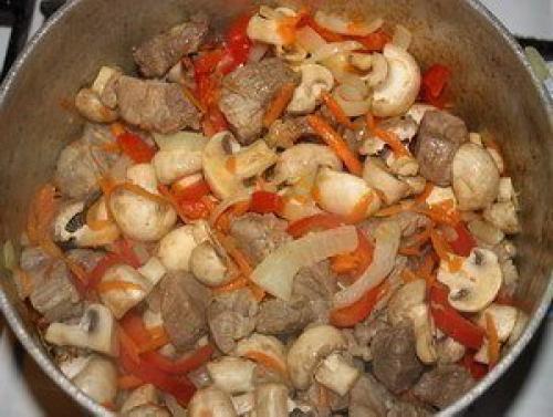 Мясо, тушеное с шампиньонами и сладким перцем. 04