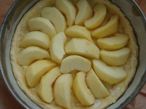 Творожной пирог с яблоками и кокосовой карамелью. 05