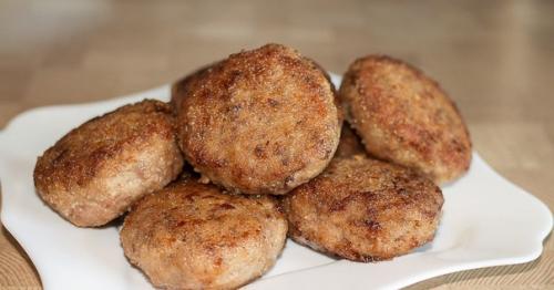 Тефтели из куриной грудки с лёгким соусом - питательный ужин.