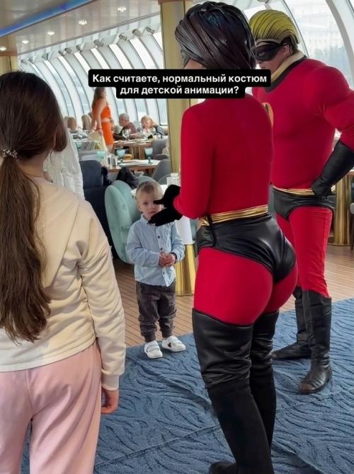 Женщина пригласила аниматоров на детский праздник, но образ одной из них вызвал вопросы. 03