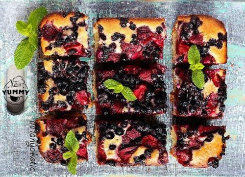 Кокосово - лаймовый пирог с ягодами.