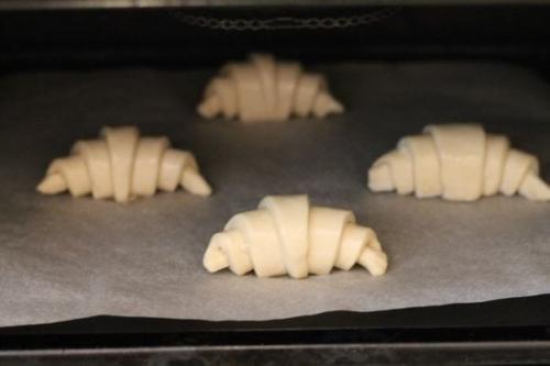 Французские круассаны.  Круассаны на завтрак - это классика. 06