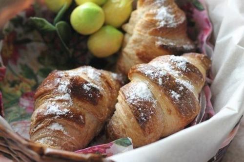 Французские круассаны.  Круассаны на завтрак - это классика. 07