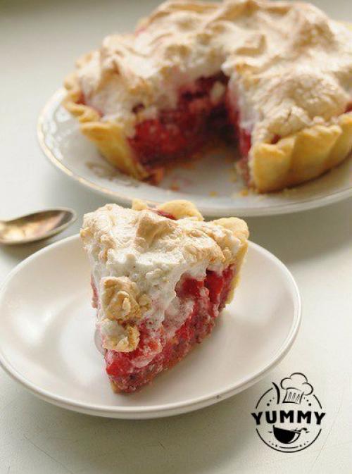 Вишнёвый тарт с орехами и безе.