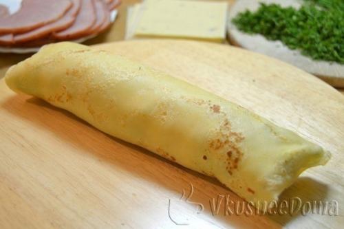 Мы готовим блинные рулетики с начинкой из ветчины и сыра классный рецепт! 08