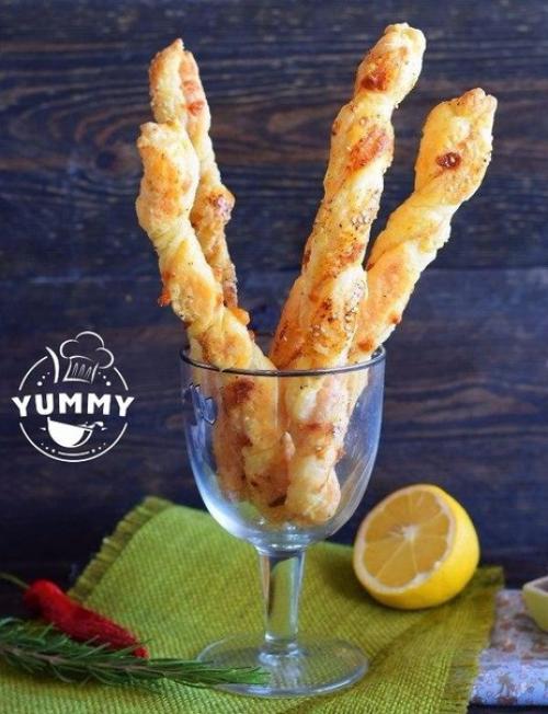 Сырные палочки из слоеного теста.